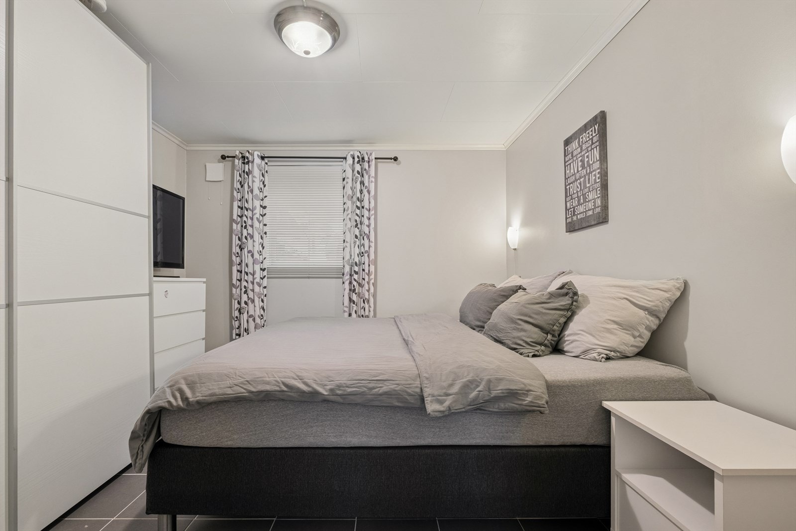 Kjelleren byr også på 3 gode soverom, med god plass for tilhørende senger og nattbordsskuffer. Galleribilde