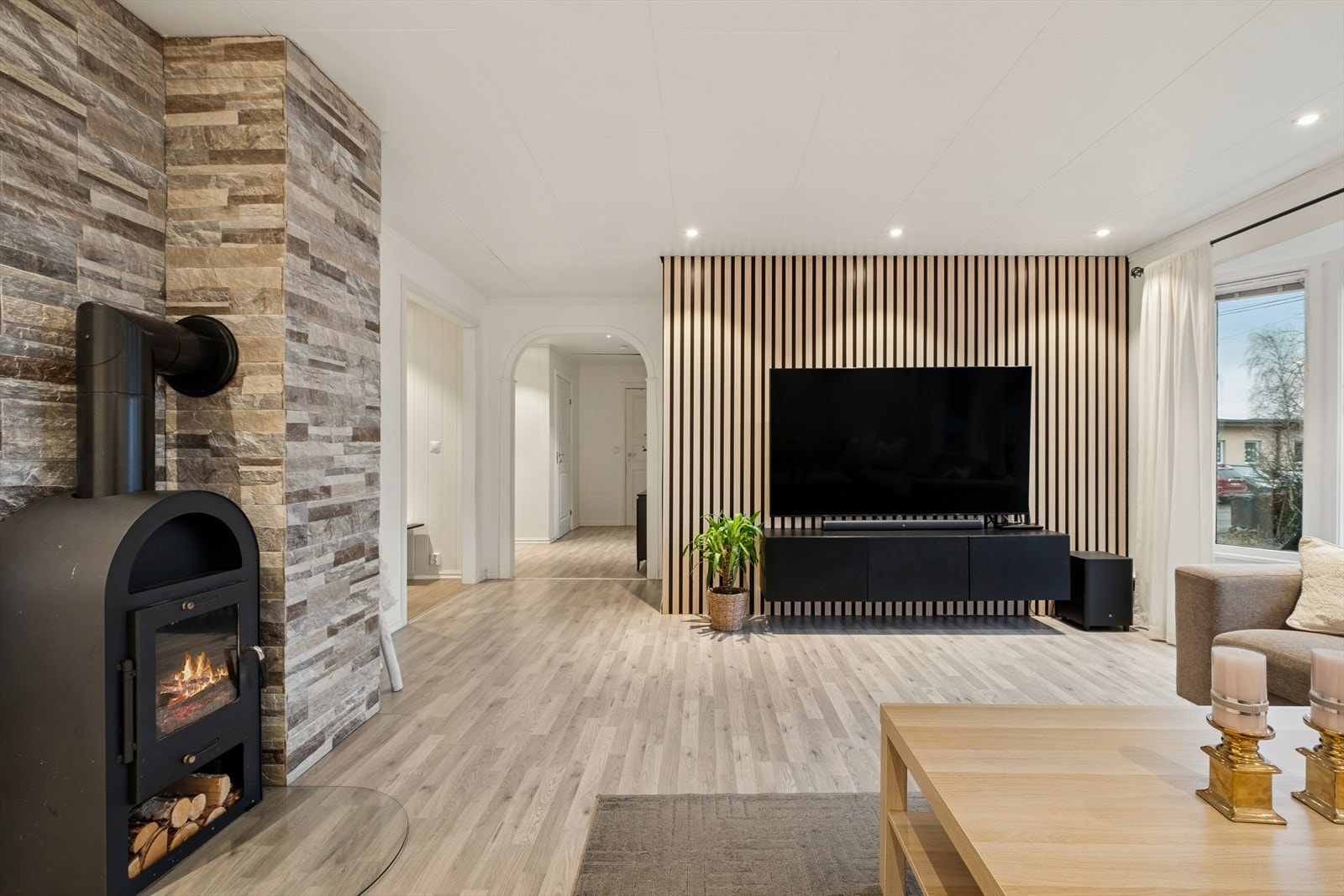 Stuen har en vedovn som varmer godt på de kalde dagene. Galleribilde