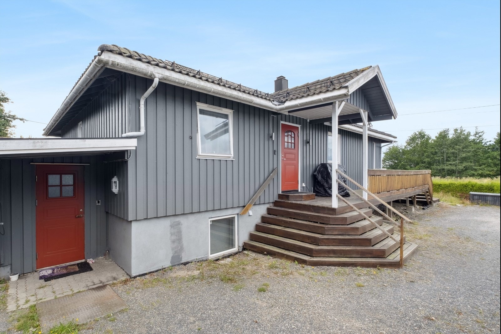 Kjelleren har adkomst via et eget inngangsparti til venstre for boligen. Utleiedelen i kjelleren er ikke omsøkt, og derfor ikke godkjent hos kommunen. Galleribilde