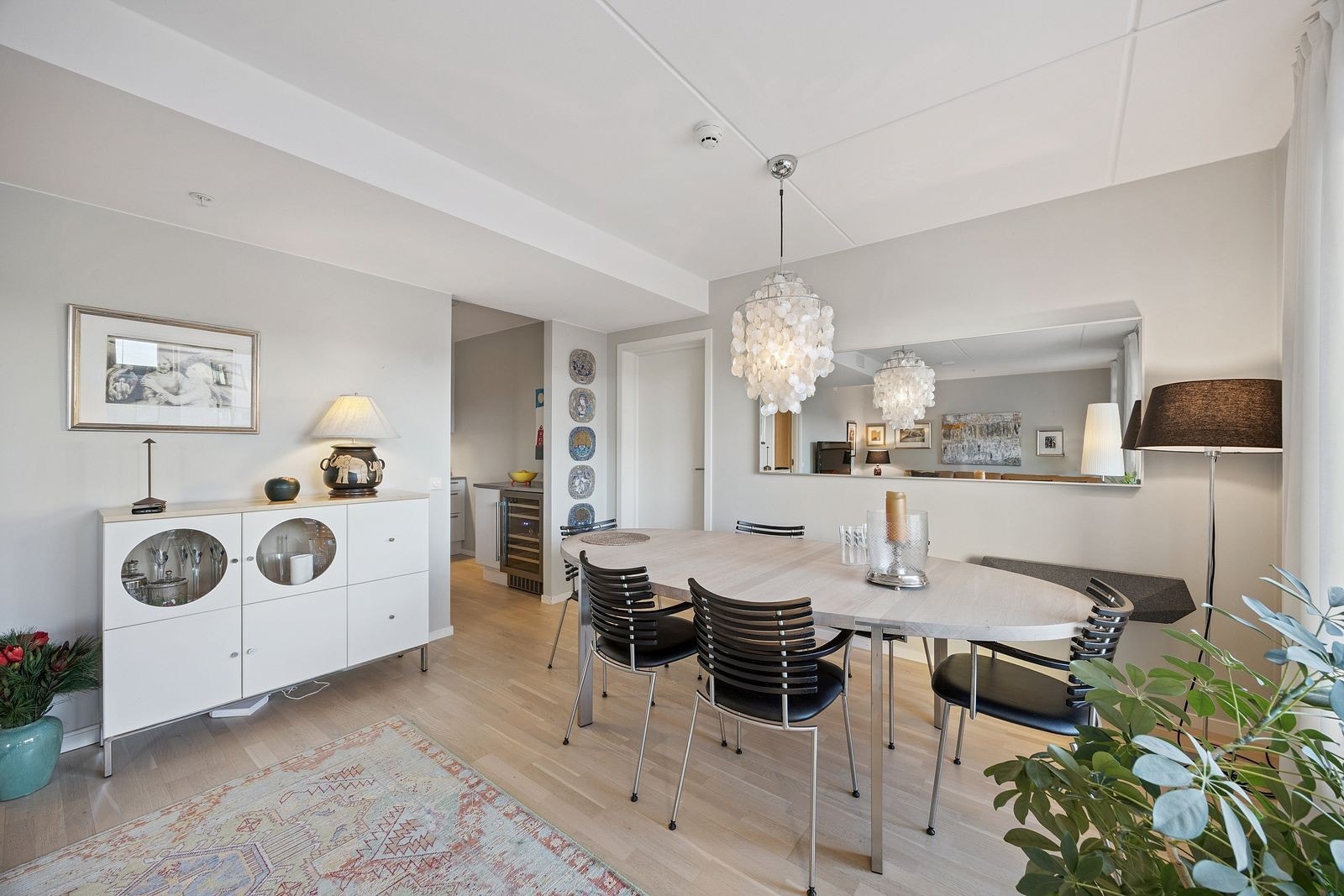 Stuen er innredet med et større spisebord Galleribilde