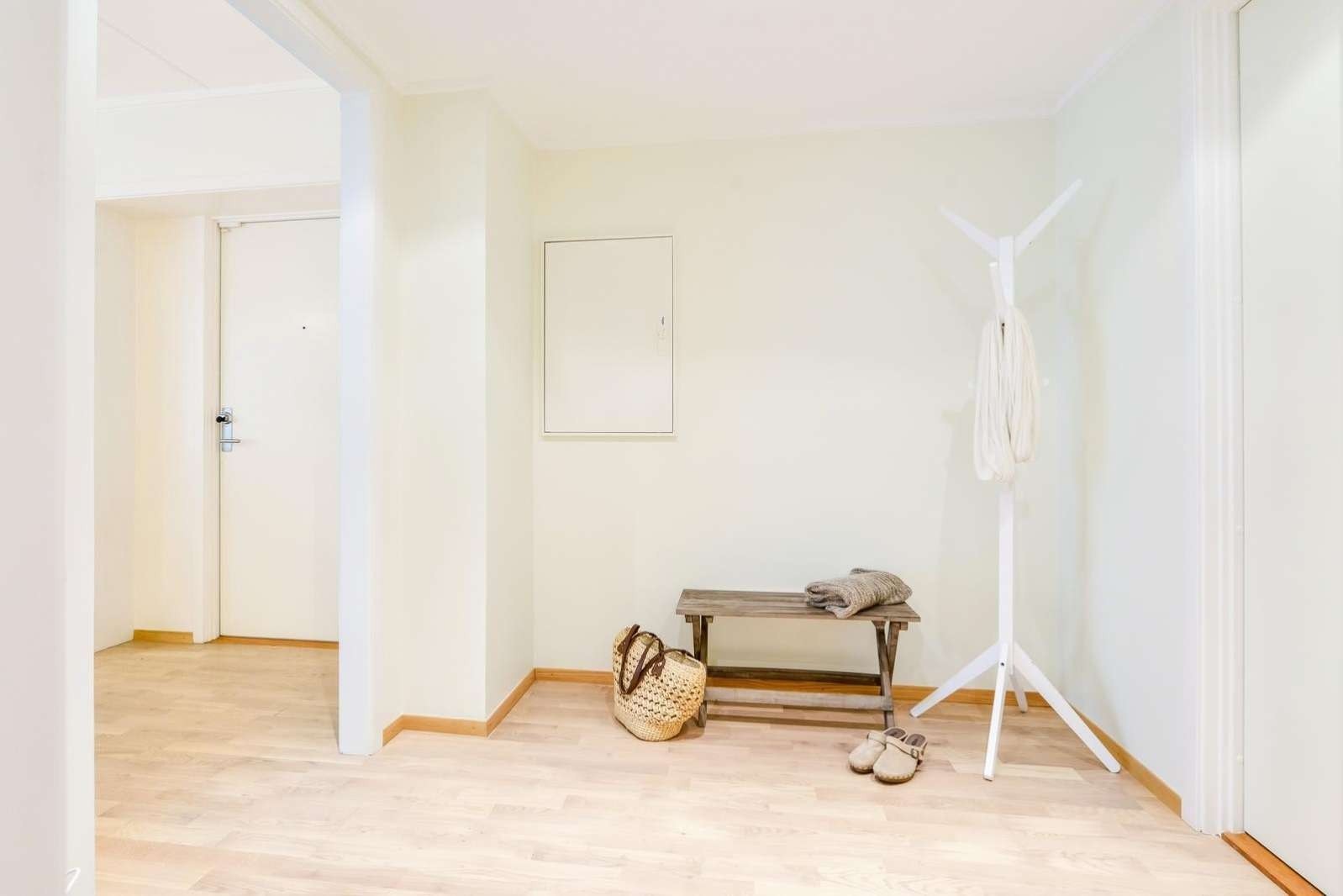 Entre, og gang mot vaskerom og bad. Galleribilde