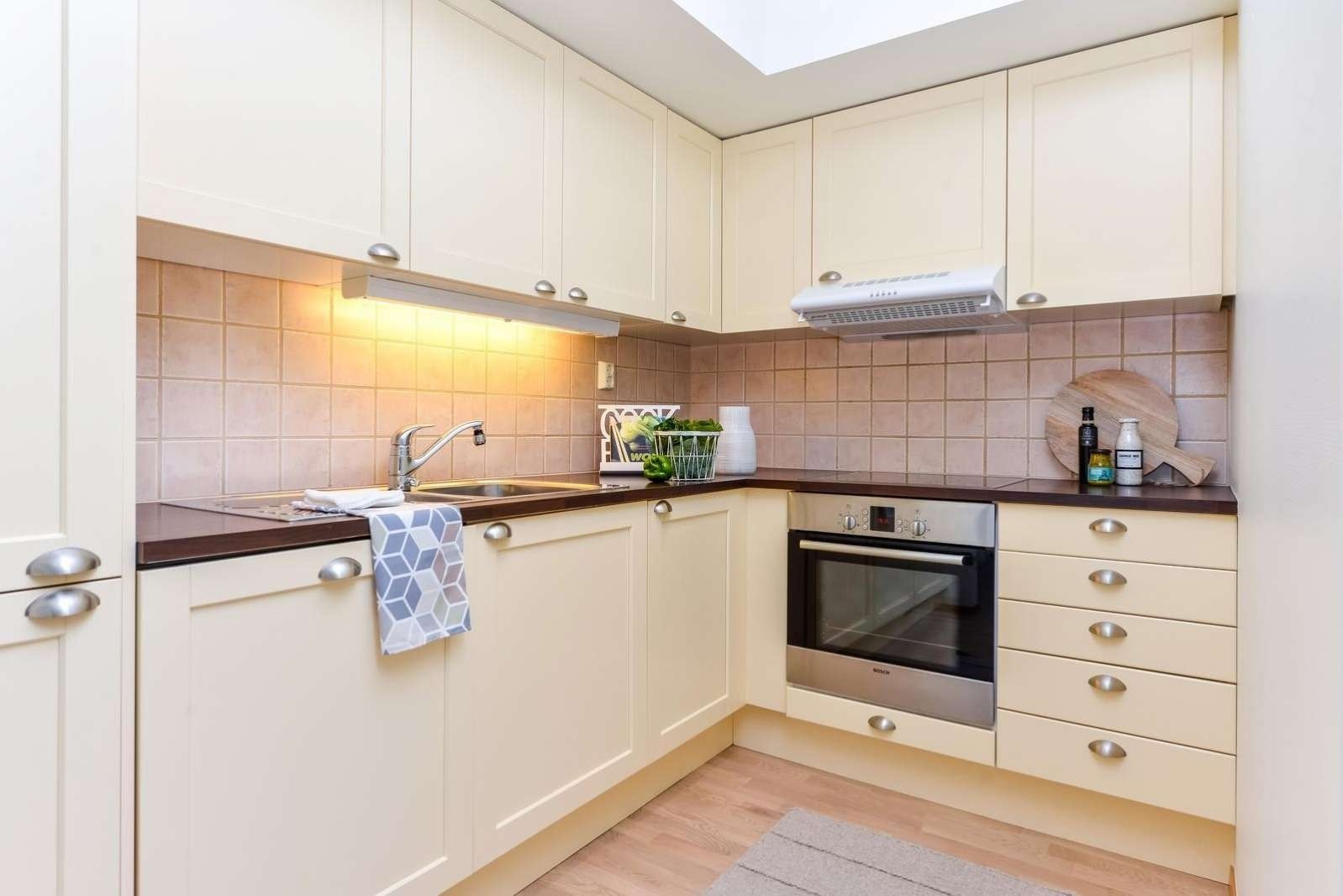 Godt med skap og benkeplass. Galleribilde