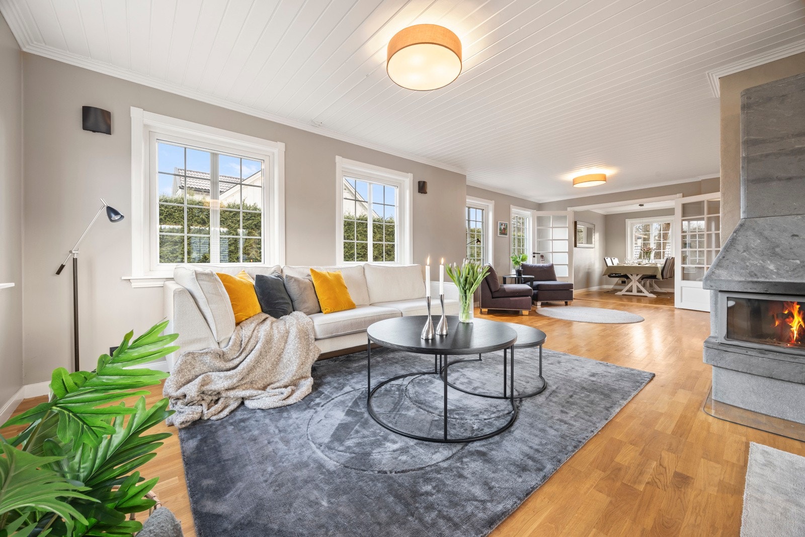 Det er doble dører mellom stue og kjøkken, noe som bidrar til en sosial og åpen sone Galleribilde