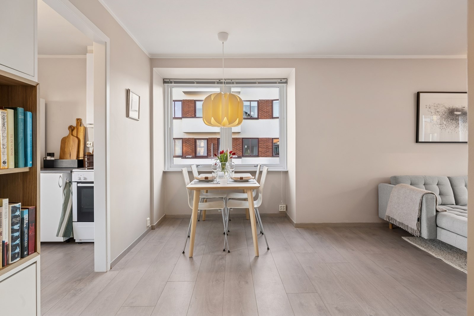 Leiligheten oppleves som meget lys og koselig med flere innredningsmuligheter. Det er også mulighet for å flytte kjøkken ut i stuen, og få et ekstra soverom der kjøkkenet står i dag (se alt. planløsning). Galleribilde