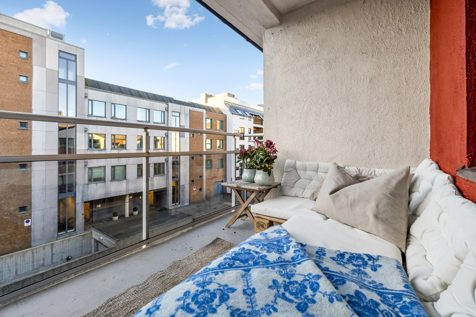 Fra stuen er det utgang til en solrik sør/vest vendt balkong på ca 5m2. Galleribilde