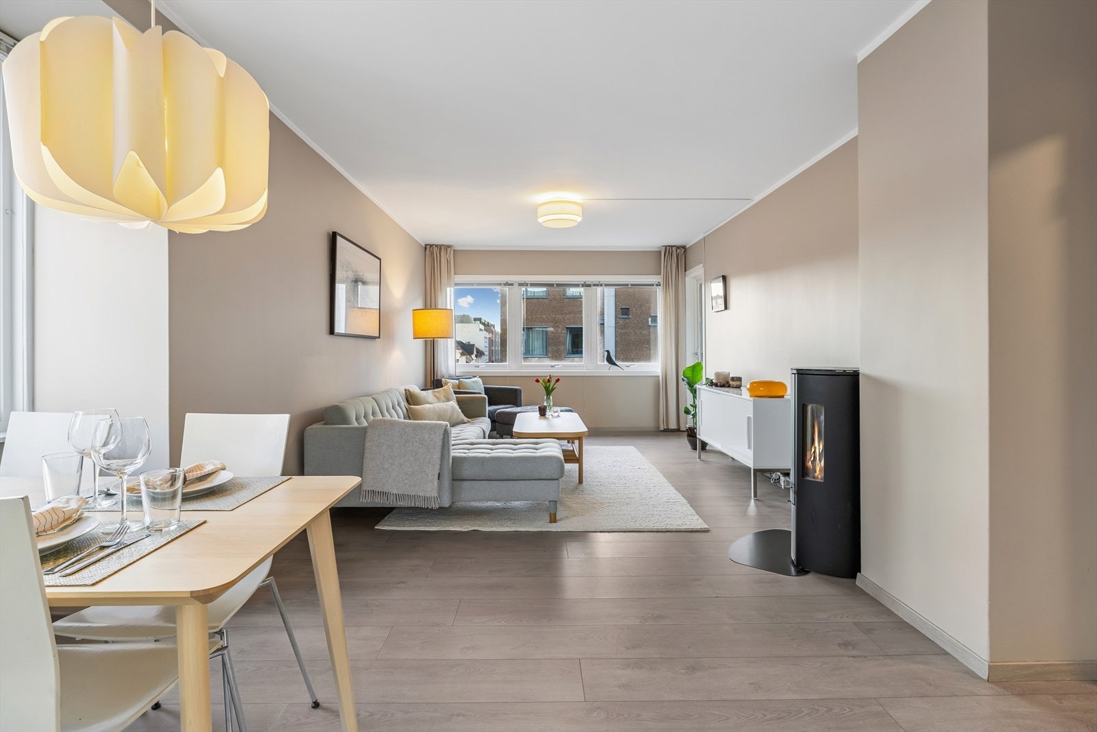 Leiligheten ble renovert av tidligere eier i 2019/2020 og holder en gjennomgående god standard. Galleribilde