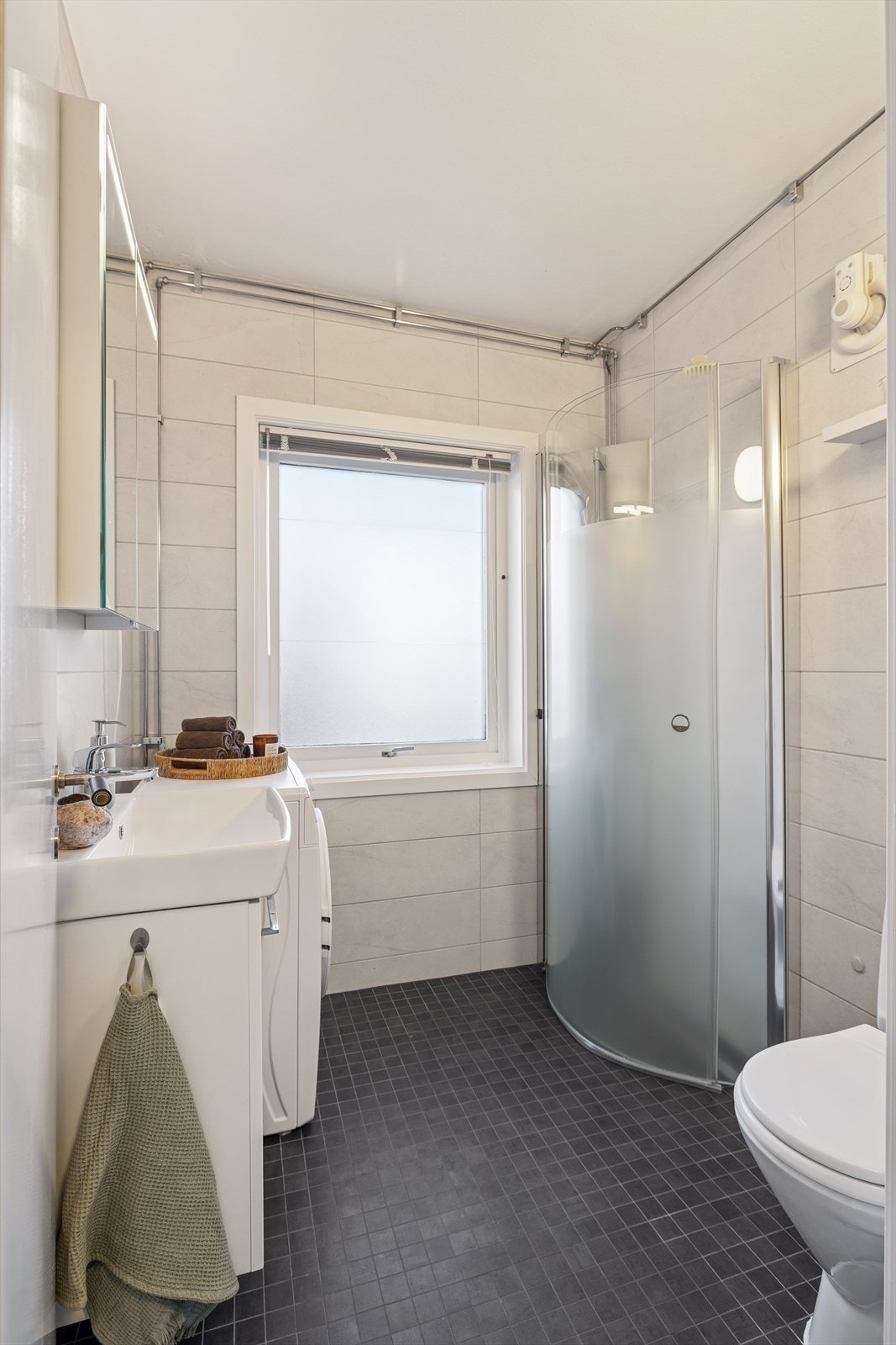 Moderne baderom fra 2020, flislagt med stilrene materialer. Galleribilde