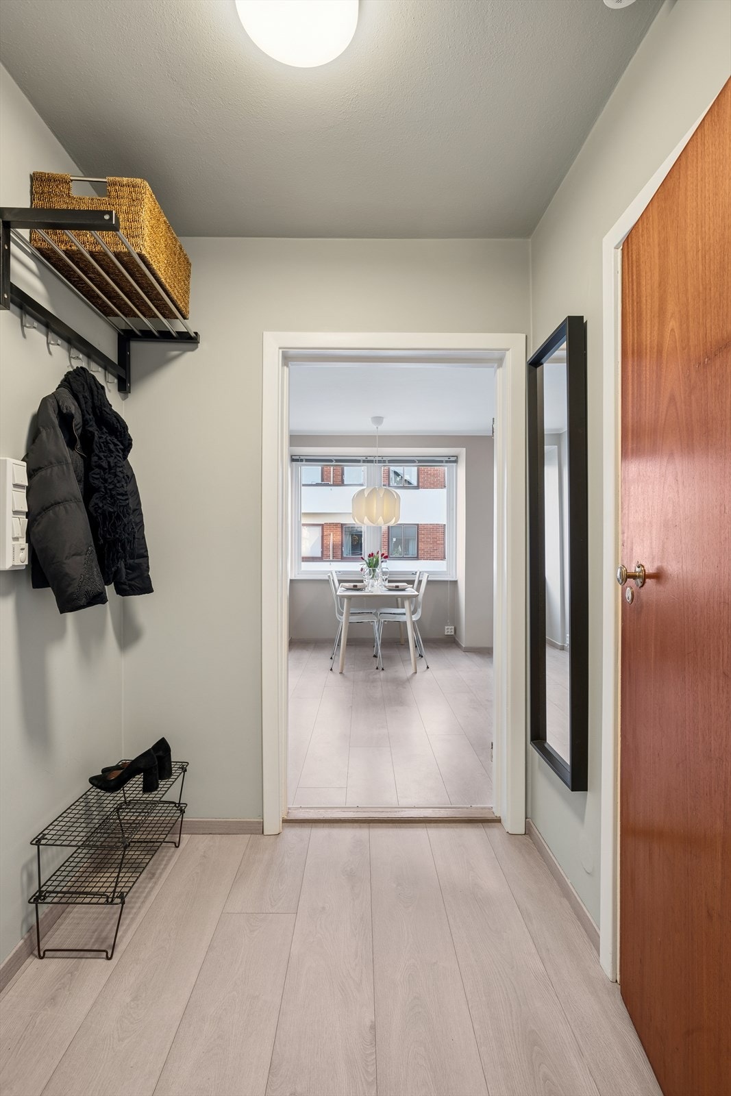 Fra den felles trappeoppgangen kommer du inn i en lys og innbydende gang med god plass til å henge fra seg yttertøy og sko. Galleribilde