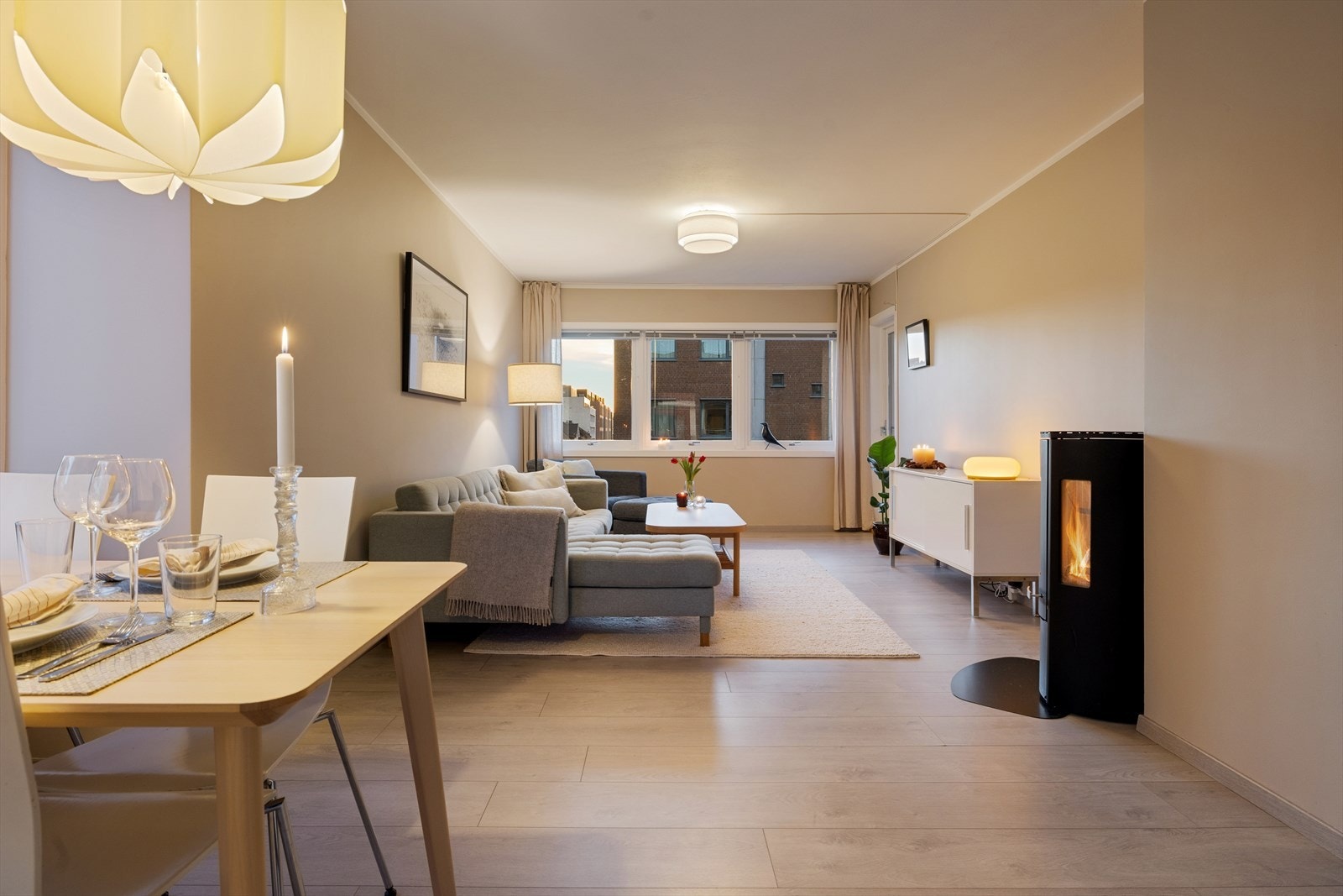 Stuen er av god størrelse med plass til både stort spisebord og sofagruppe med tilhørende møblement. Galleribilde