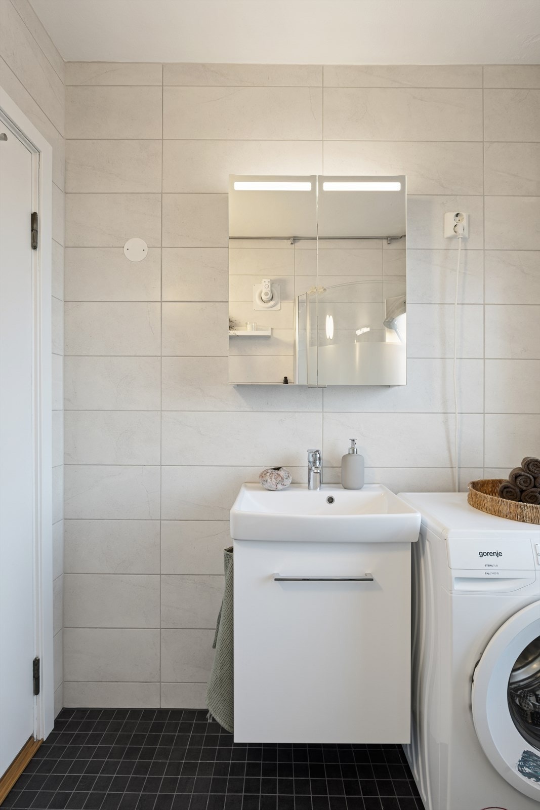 Rommet inneholder toalett, dusjhjørne, servant med over- og underskap, samt opplegg for vaskemaskin. Galleribilde