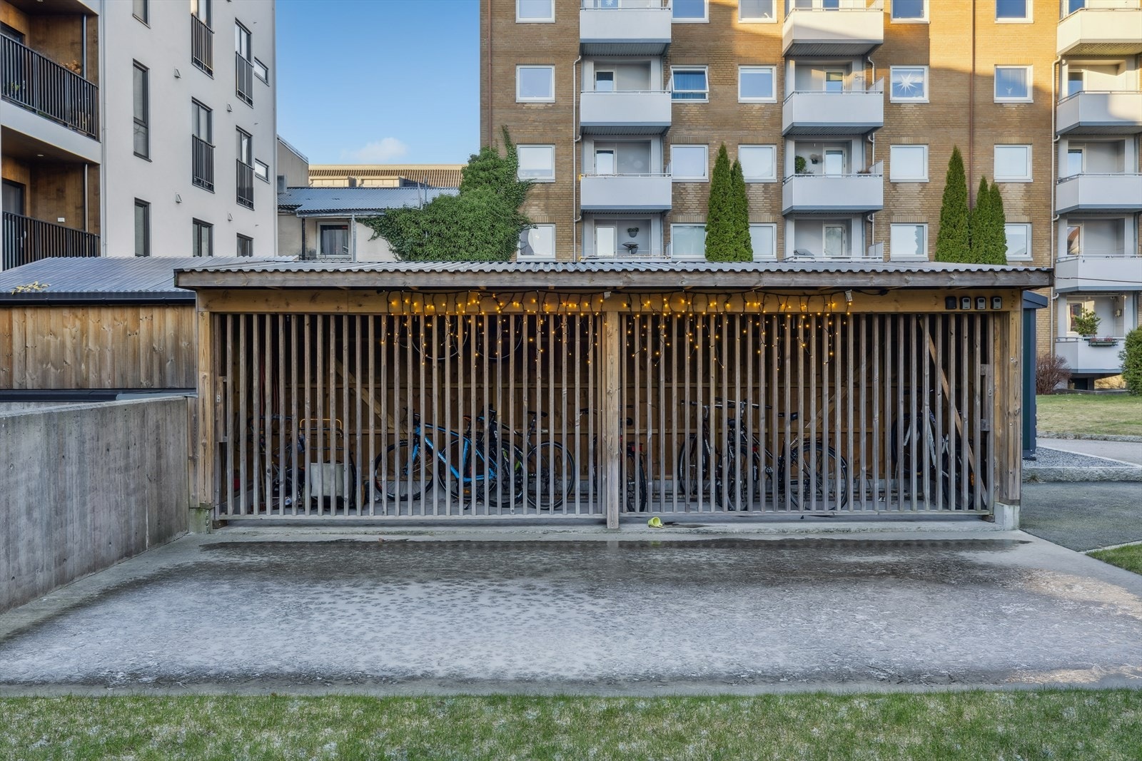 Felles sykkelskur i bakgården. Galleribilde