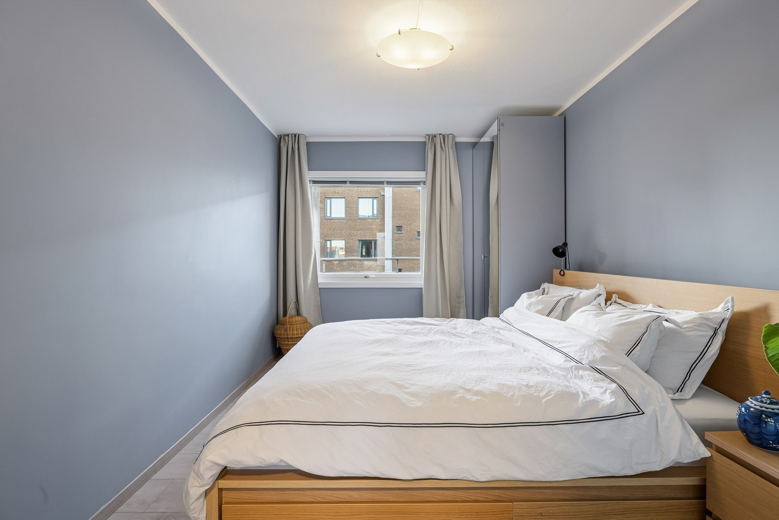 Romslig soverom vendt mot bakgården med plass til stor seng og tilhørende møbler. Galleribilde
