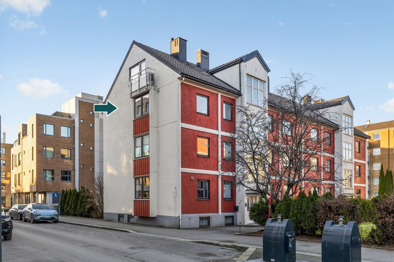 Leiligheten er gjennomgående, og ligger flott til i tredje etasje med en sentral og attraktiv beliggenhet i rolig del av Kvadraturen (Posebyen). Galleribilde