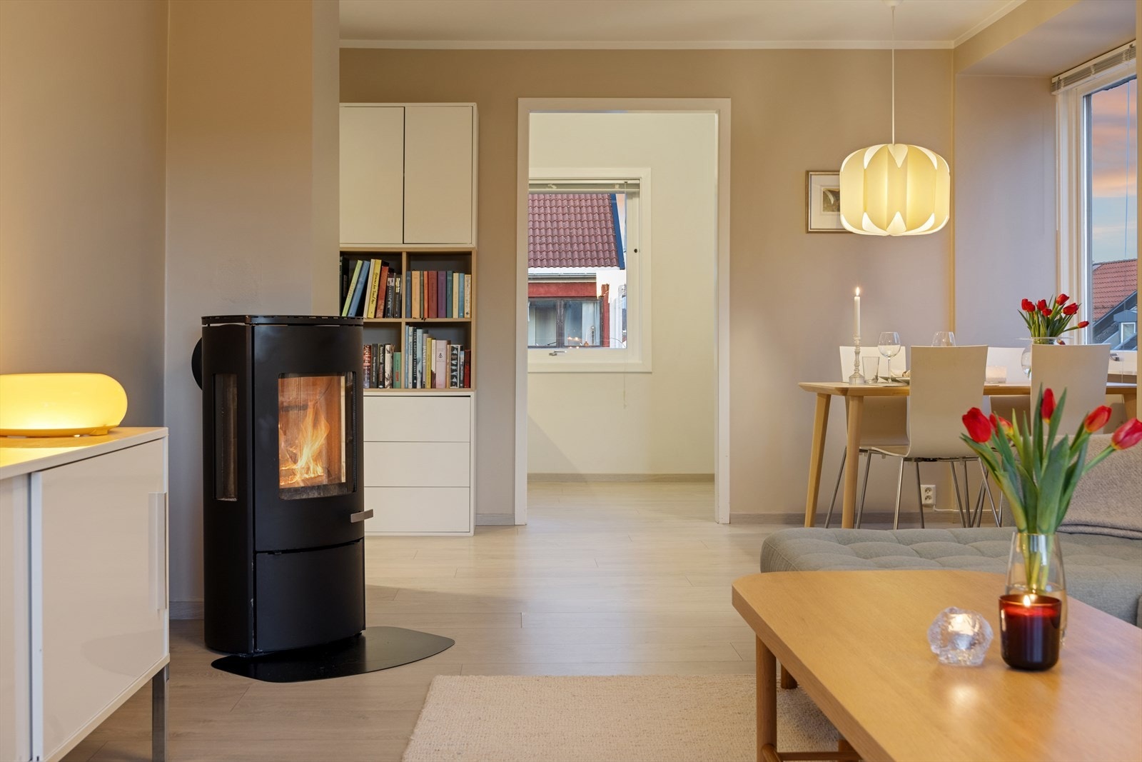 I stuen er det satt inn peisovn av typen "Opus Ignis" som sørger for god varme og hygge på kalde vinterdager. Galleribilde