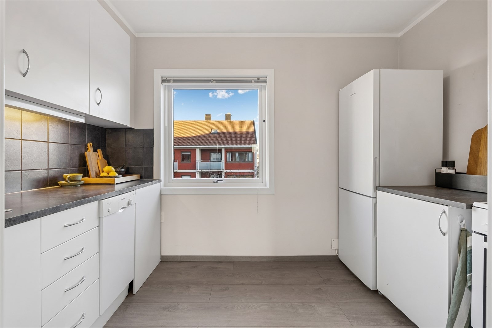 Lyst og trivelig kjøkken med godt med skap- og benkeplass. Galleribilde