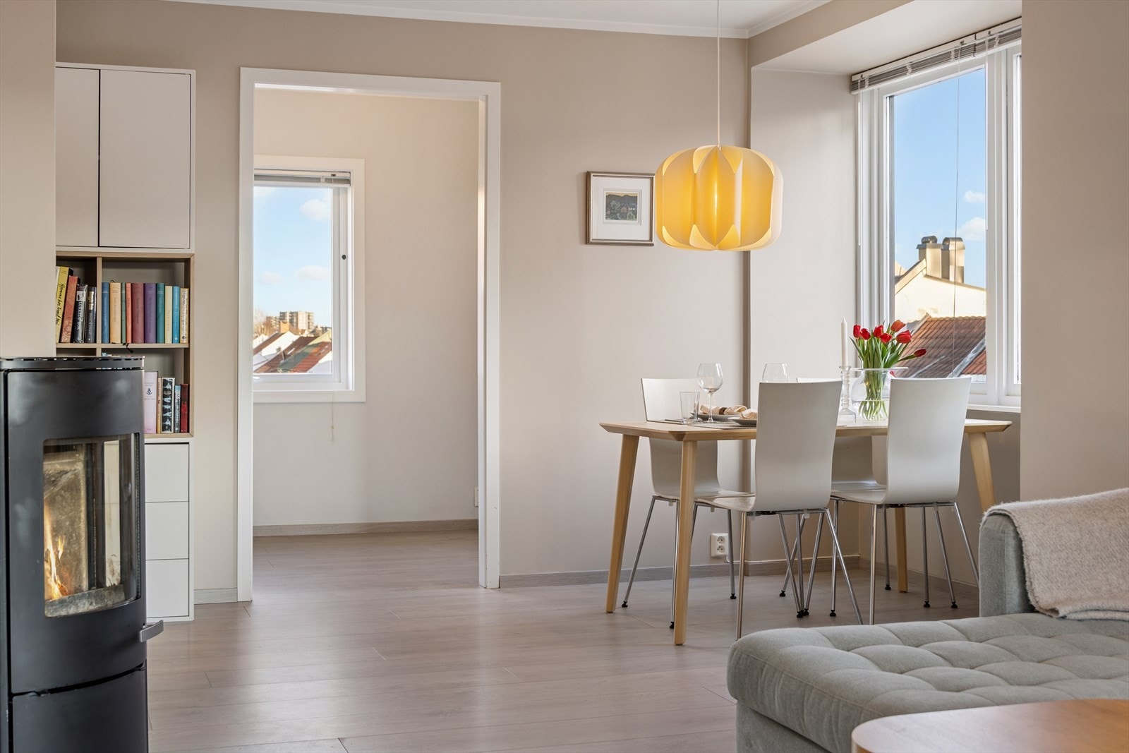 God plass til spisegruppe i overgangen mellom stue og kjøkken. Galleribilde