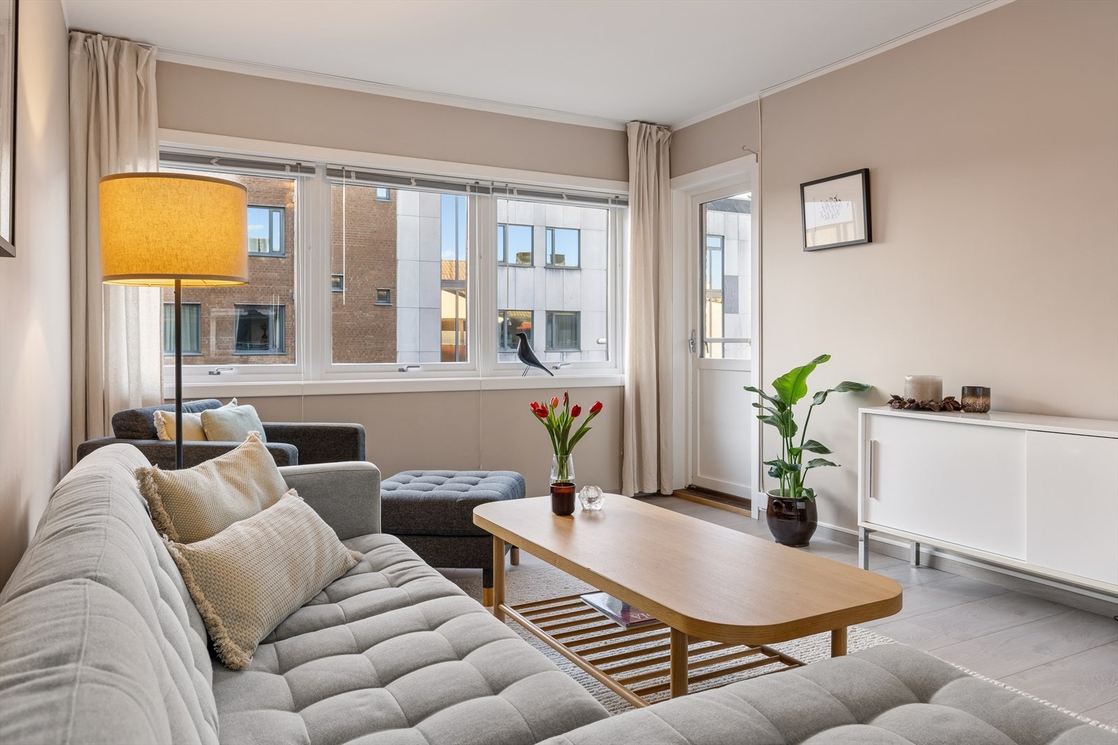 Store vindusflater sørger for rikelig med naturlig lysinnslipp. Galleribilde