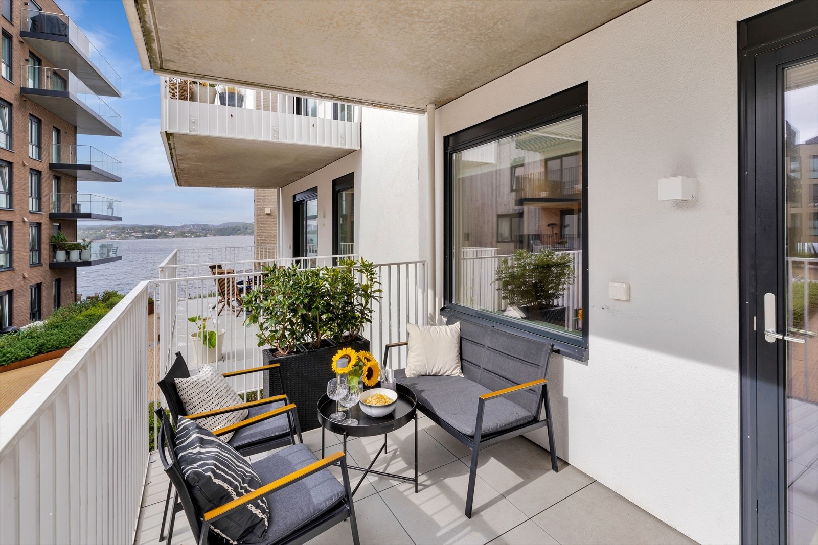 Egen balkong til leiligheten. I tillegg er det stor felles takterrasse på toppen av nabobygget. Galleribilde