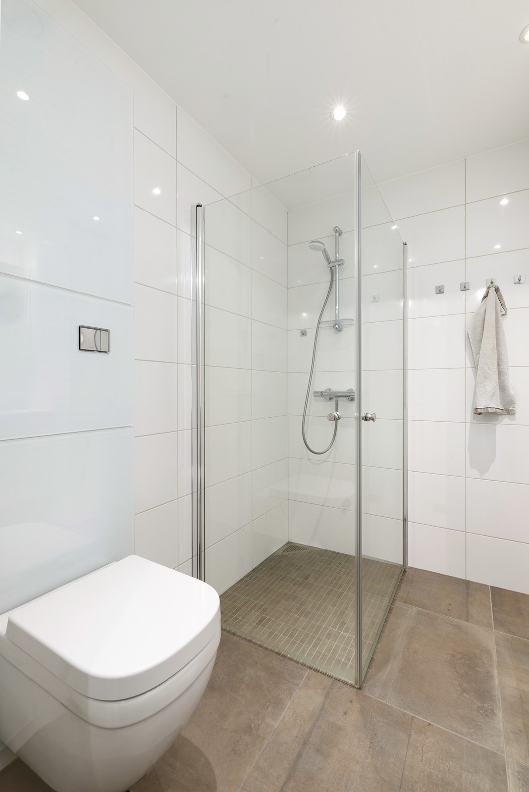 Praktisk dusj med innfellbare dører Galleribilde