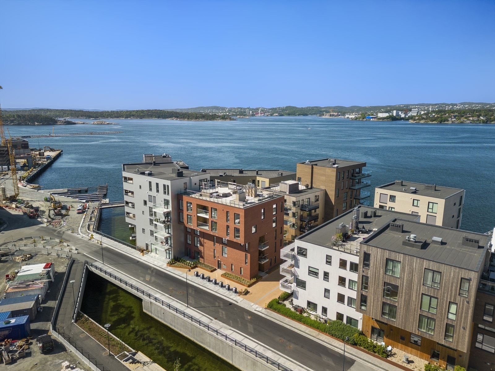 Kanalbyen tar form og de tre søstre er ferdig og ligger helt ytterst bland leilighetsbyggene. Det gjenstår bygging i bakkant opp mot veien videre opp til Odderøya Galleribilde