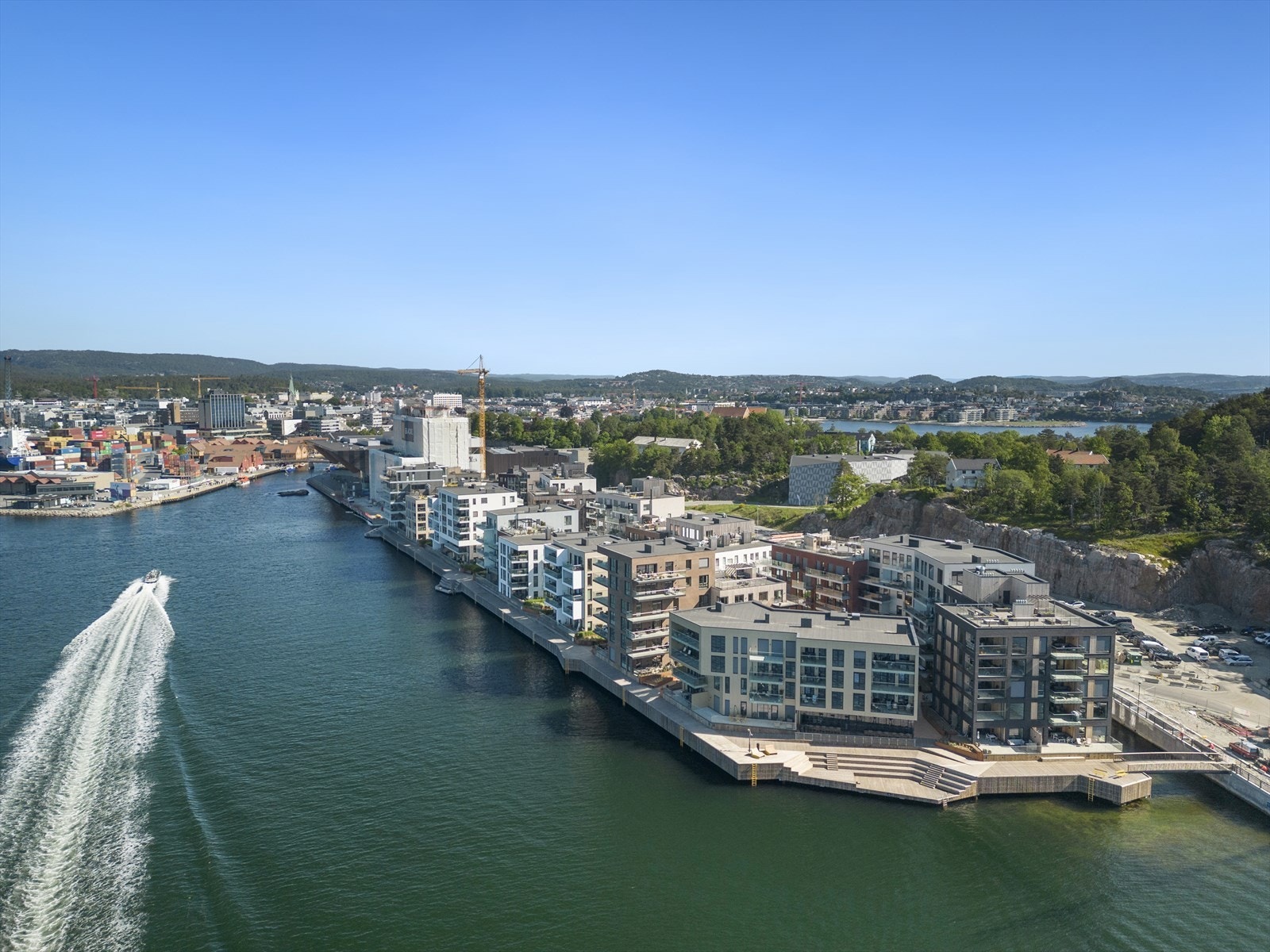 Kanalbyen har tre helt klare og umiddelbare kvaliteter: Byfjorden, det vakre skogsterrenget på Odderøya og kanalen i midten Galleribilde