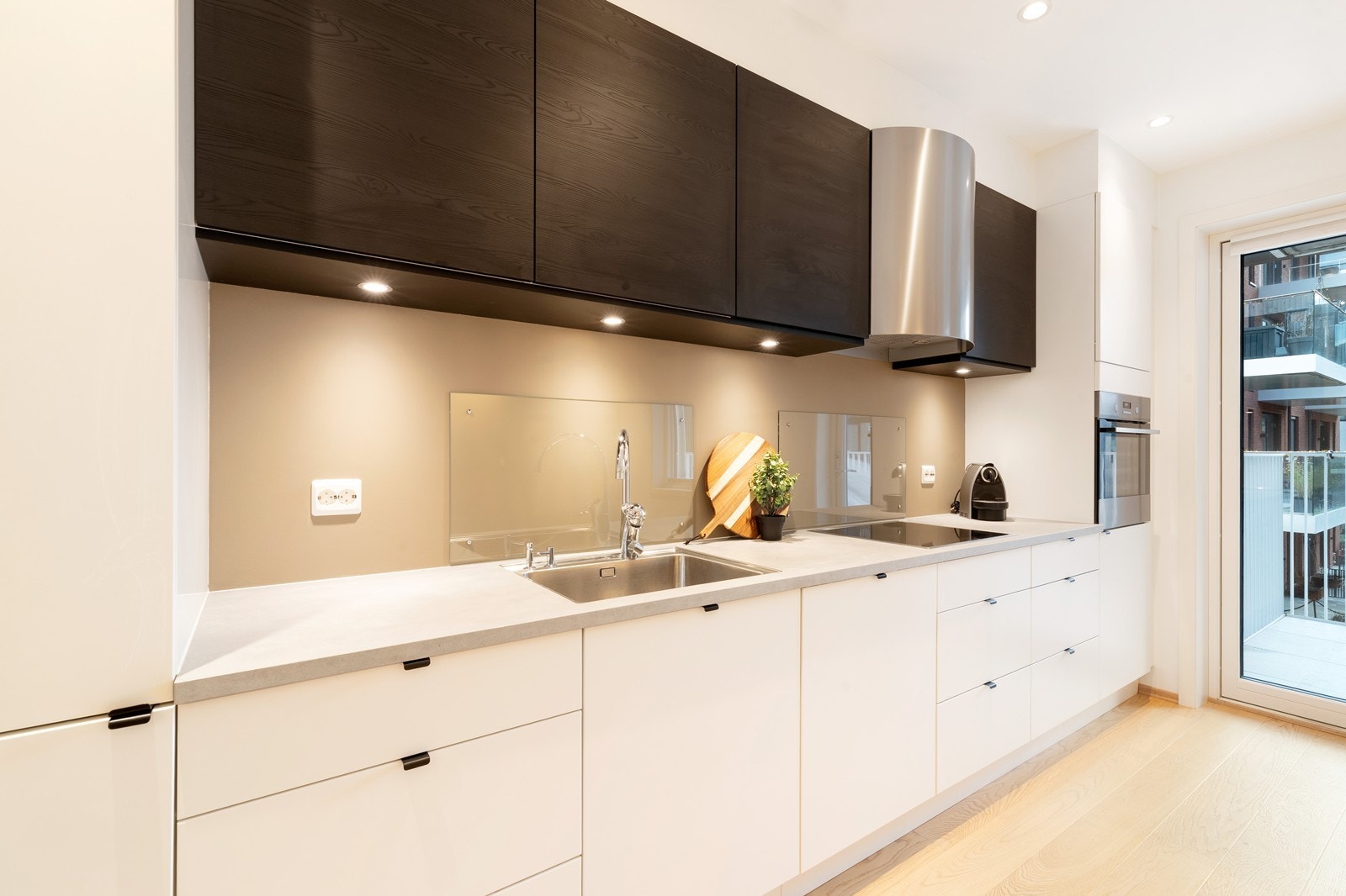 Kjøkken med integrerte hvitevarer Galleribilde