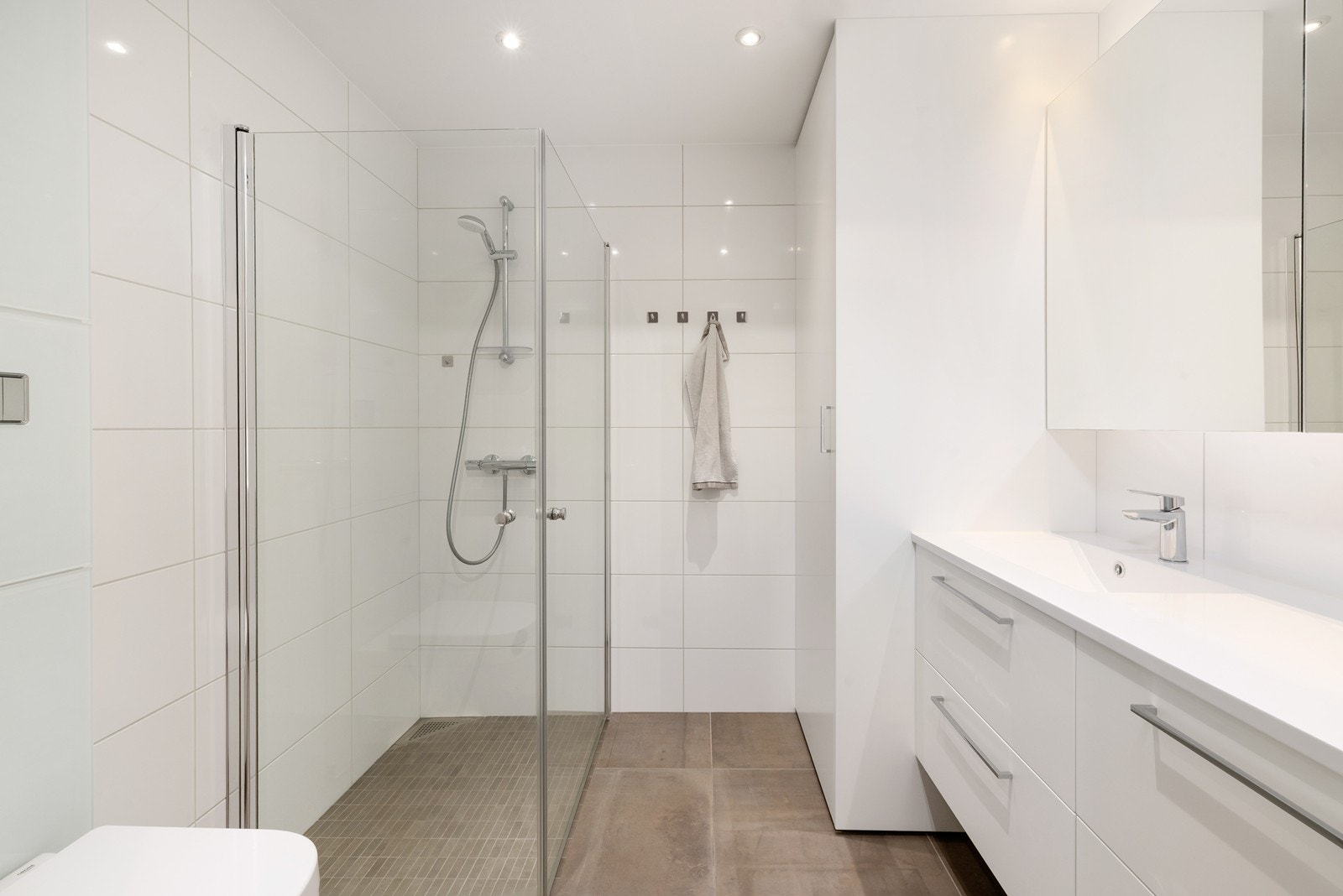 Lekkert bad/wc. Vannbåren gulvvarme Galleribilde