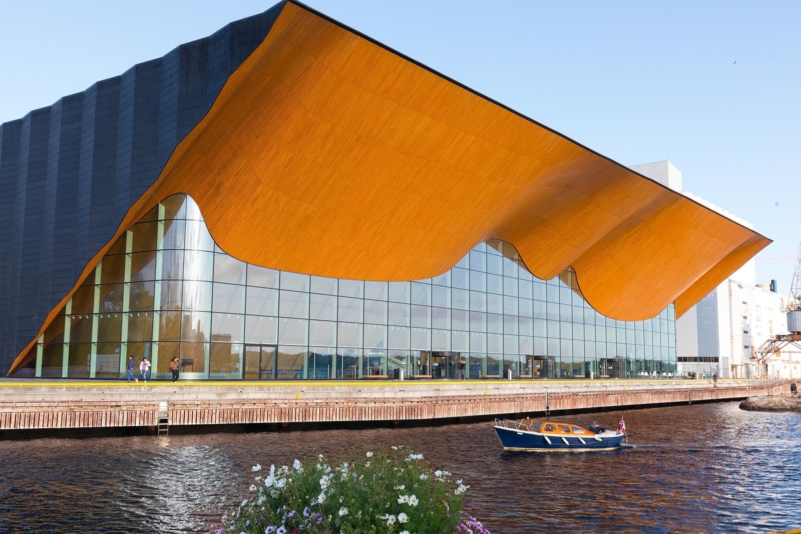 Kilden teater og konserthus ligger fint til langs promenaden Galleribilde