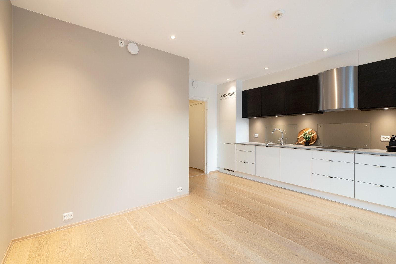 Følgende hvitevarer følger handelen: Stekeovn, induksjonstopp, oppvaskmaskin og kjøl/fryseskap. Galleribilde