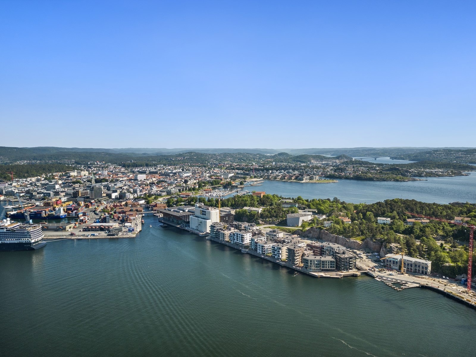 I området rundt Odderøya er det fantastiske svaberg som egner seg til soling, bading og fisking Galleribilde