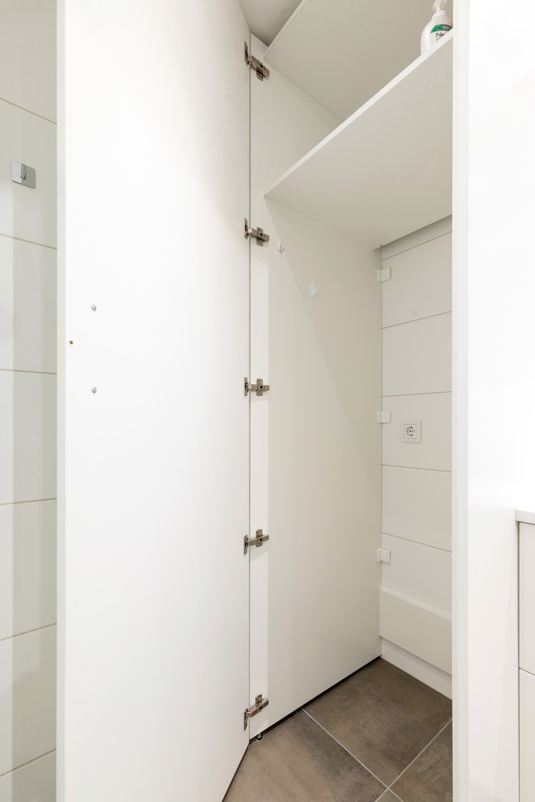 Skap på baderom tilrettelagt for vaskemaskin Galleribilde