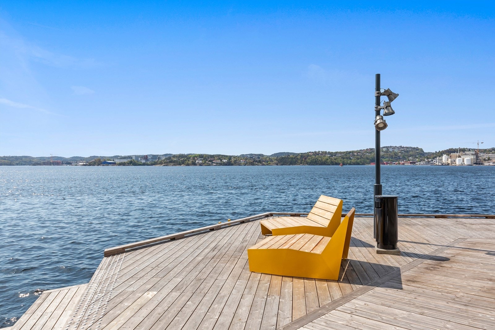 Bare å slå seg ned på brygga og nyte "Sommer, Sol og Sørland" i Kanalbyen Galleribilde