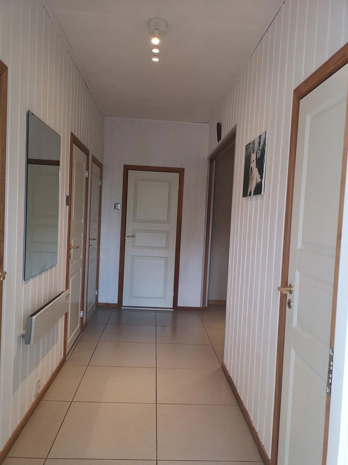 Gang med flisagt gulv Galleribilde