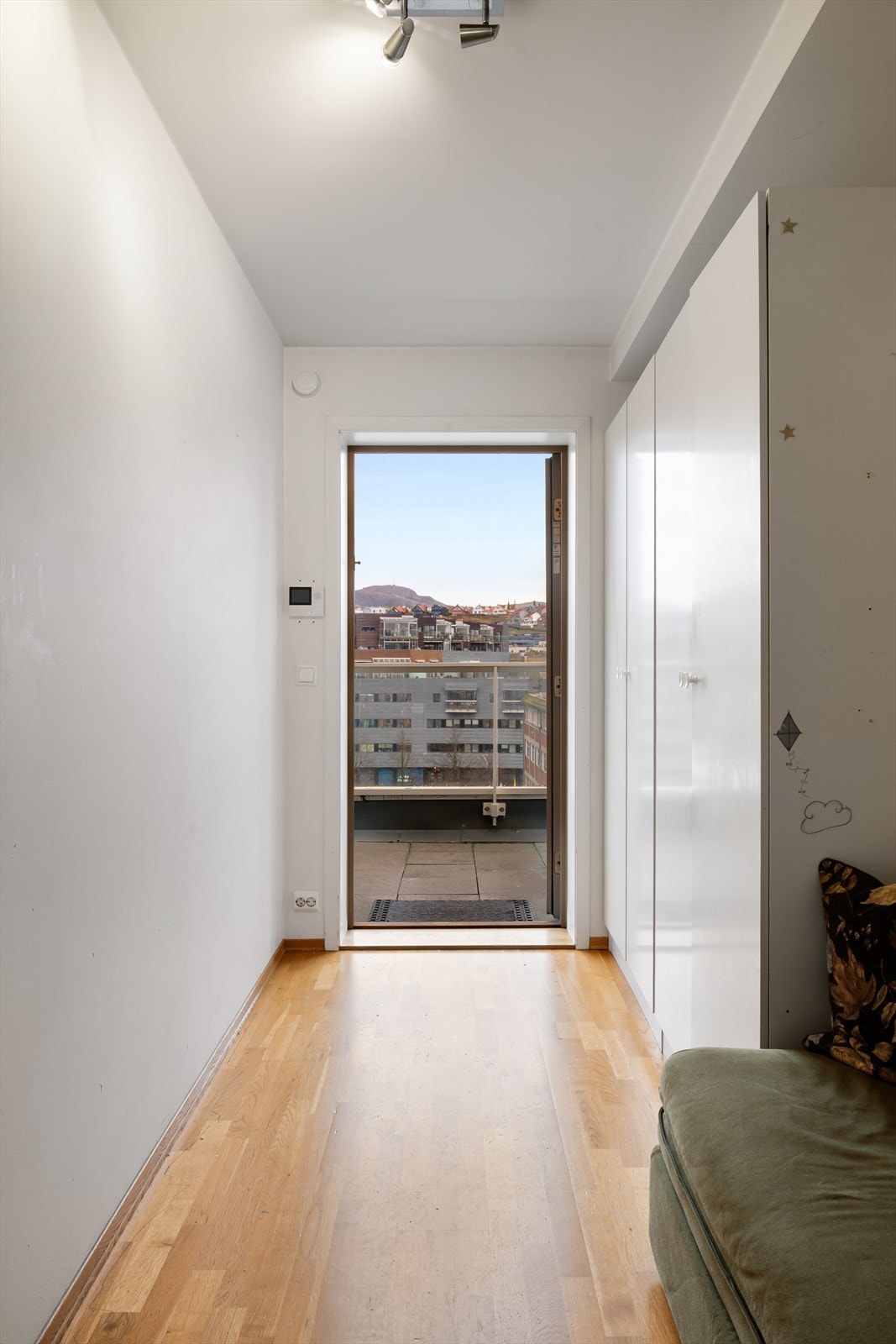 Entré/gang med god plass til å henge fra seg både klær og sko. Galleribilde