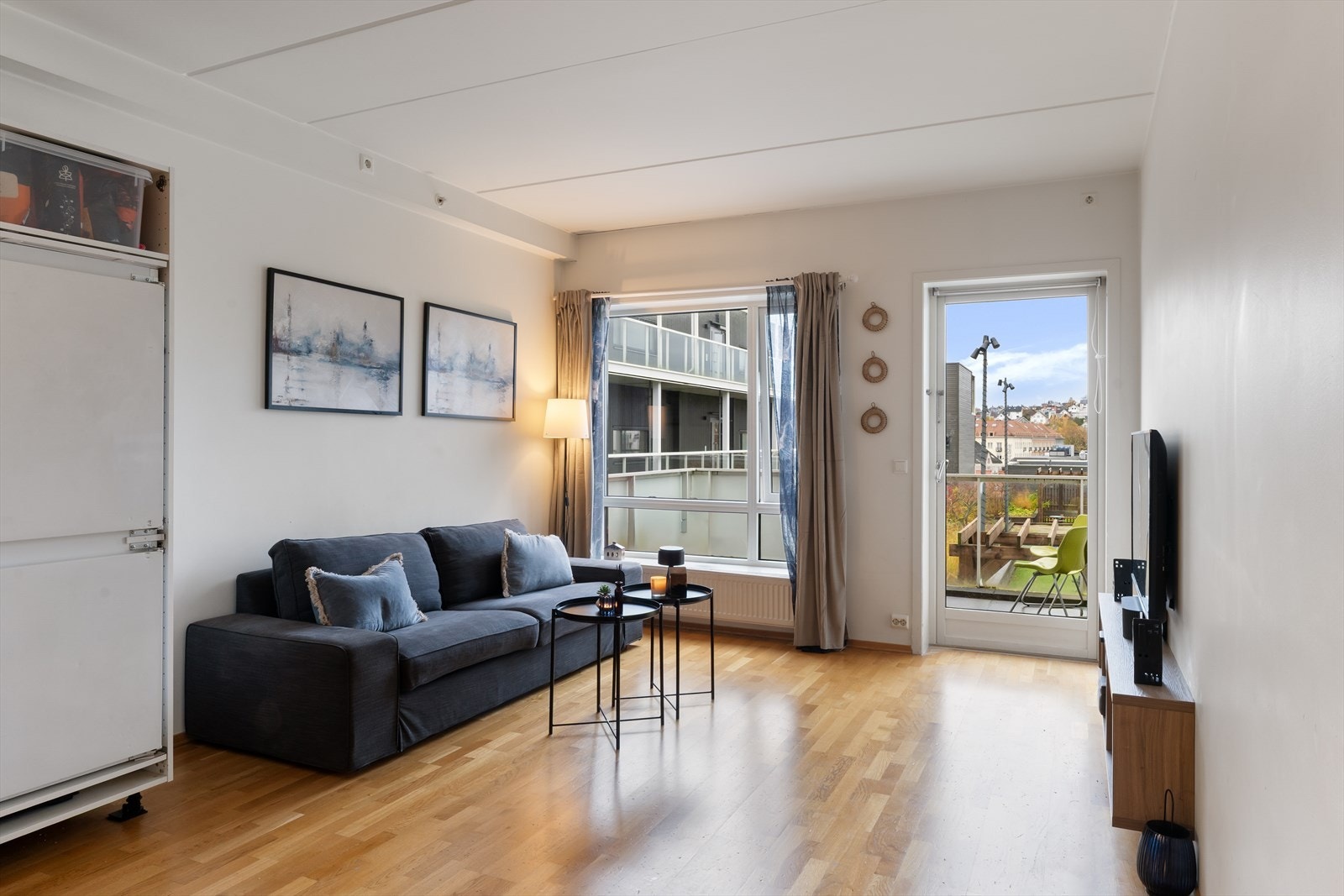 Leilighetens stue fremstår som lys og trivelig med gode vindusflater som slipper inn mye naturlig lys som er med på å skape en god romfølelse og atmosfære. Galleribilde