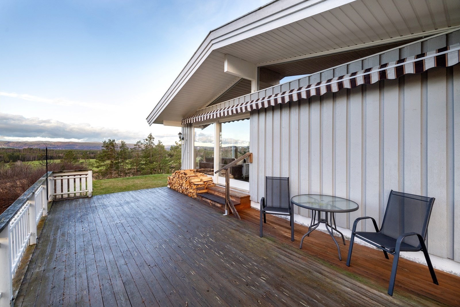 Stor solrik terrasse med terrassemarkise Galleribilde