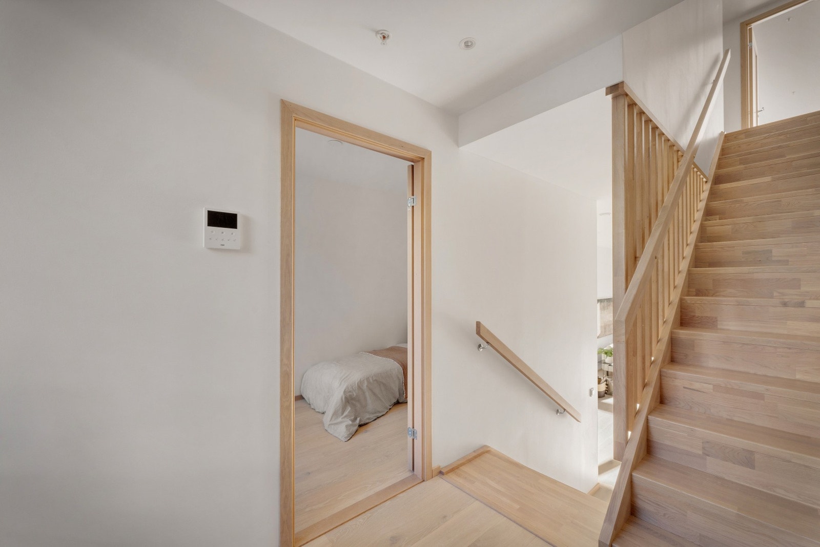 Videre opp i andre etasje er det to soverom, bad, vaskerom og en praktisk bod. NB - Bildene er fra naboleiligheten. Galleribilde