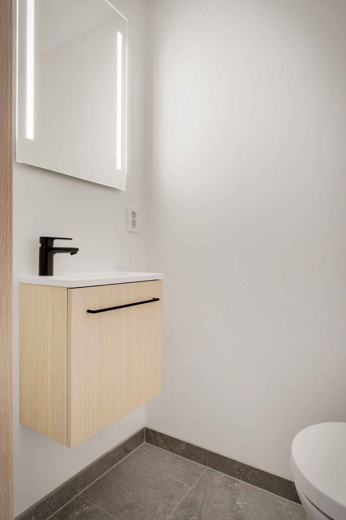 I etasjen er det også et praktisk toalett - både for daglig bruk og gjester. NB - Bildene er fra naboleiligheten. Galleribilde