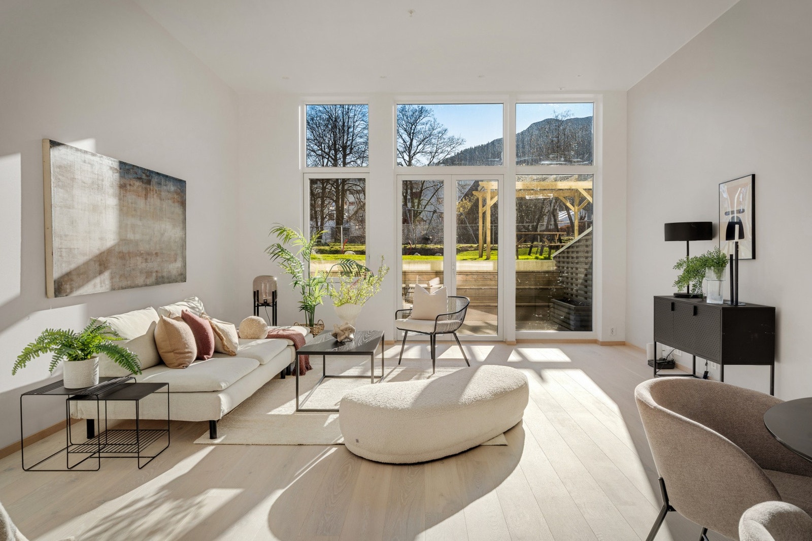 Med god takhøyde og store vindusflater får man godt med lysinnslipp og en god romfølelse. NB - Bildene er fra naboleiligheten. Galleribilde