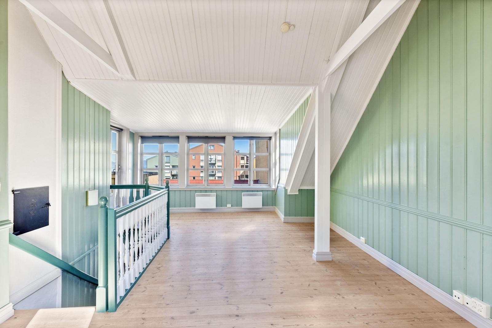 Loftstuen er også av god størrelse, og med store vinduer som gir ett vakkert lysinnslipp. Galleribilde