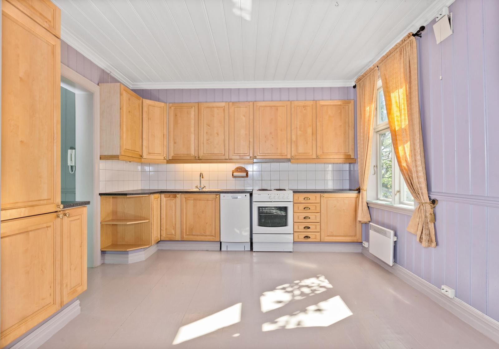 Stue og kjøkken har åpen løsning, som gir plass til spisebord. Kjøkkenet har godt med skapplass. Galleribilde