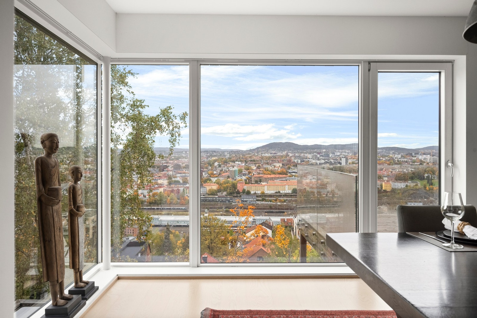 Fantastisk utsikt og flere solrike uteplasser. Galleribilde