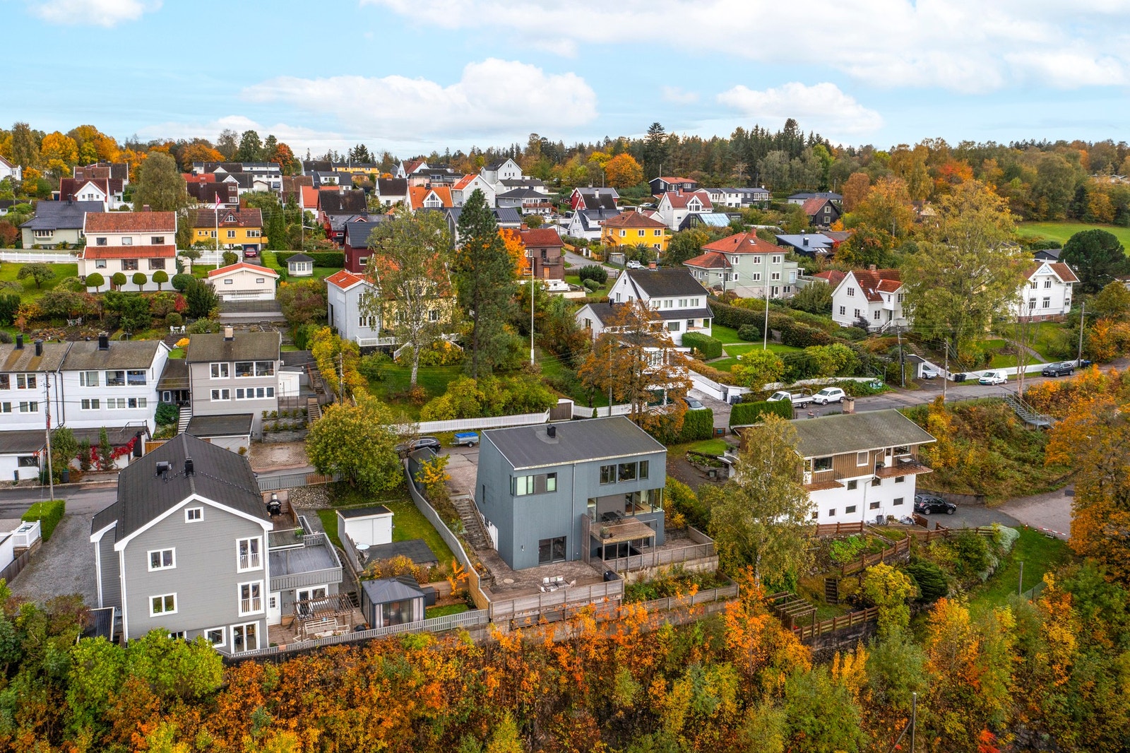 Spektakulært beliggende enebolig fra 2012 over tre plan med hybel i et etablert og rolig boligområde. Galleribilde