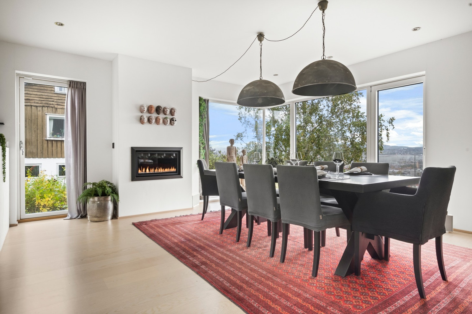 Inngang direkte fra garasje til bolig, elbillader og garasjeport åpner. Galleribilde