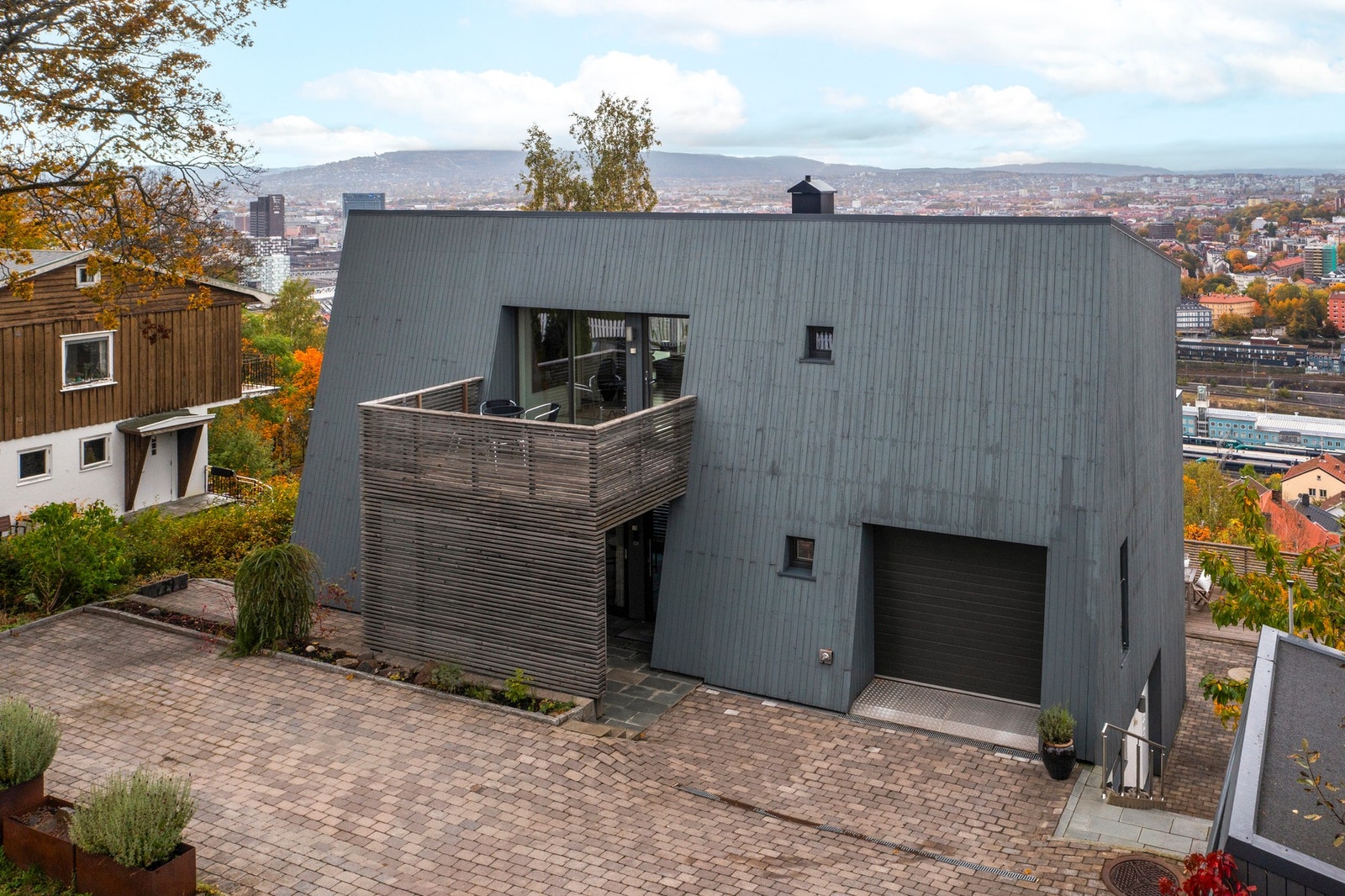 Flere biloppstillingsplasser på egen tomt. Galleribilde