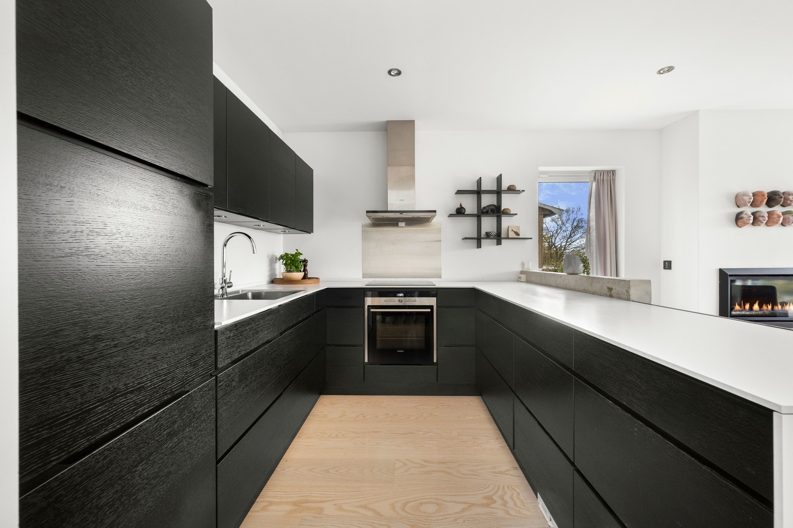 Moderne og luftig kjøkken med praktiske løsninger samt godt med skap- og benkeplass. Galleribilde