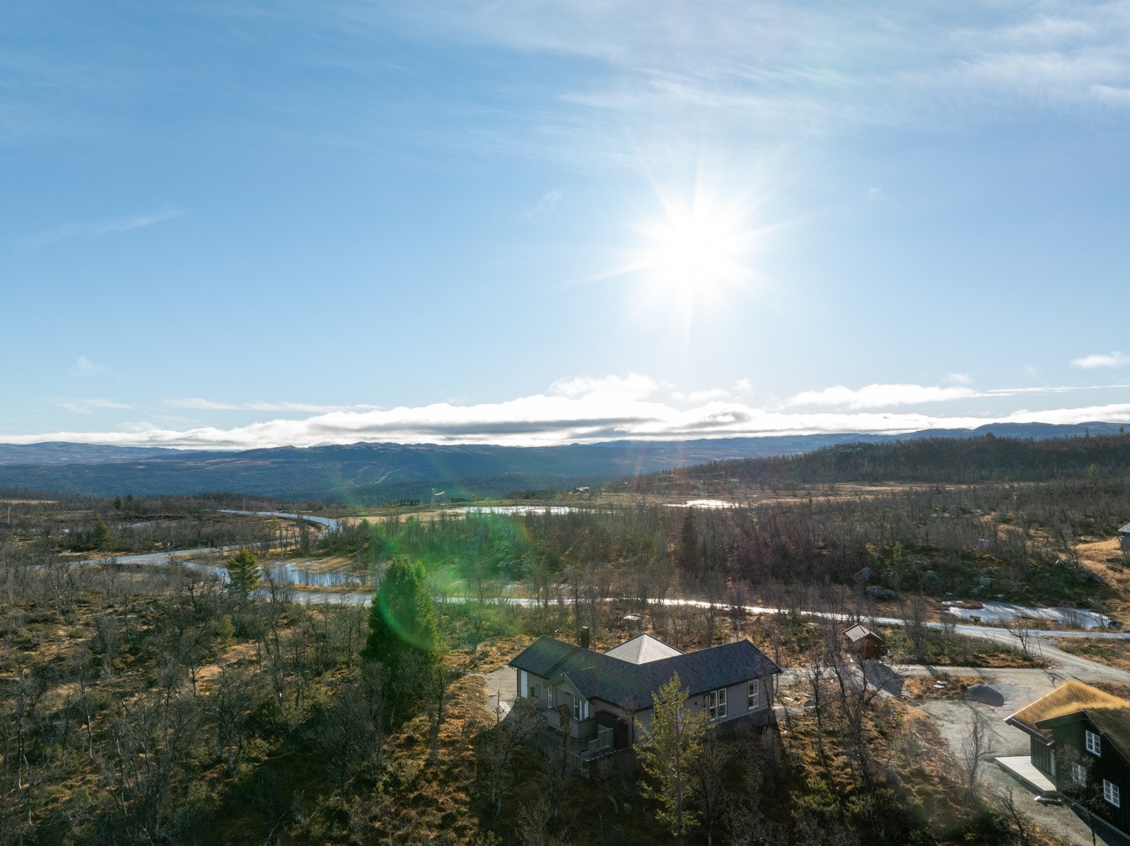 Hytta ligger med en fantastisk utsikt mot Dagalifjell og viddene innover Galleribilde
