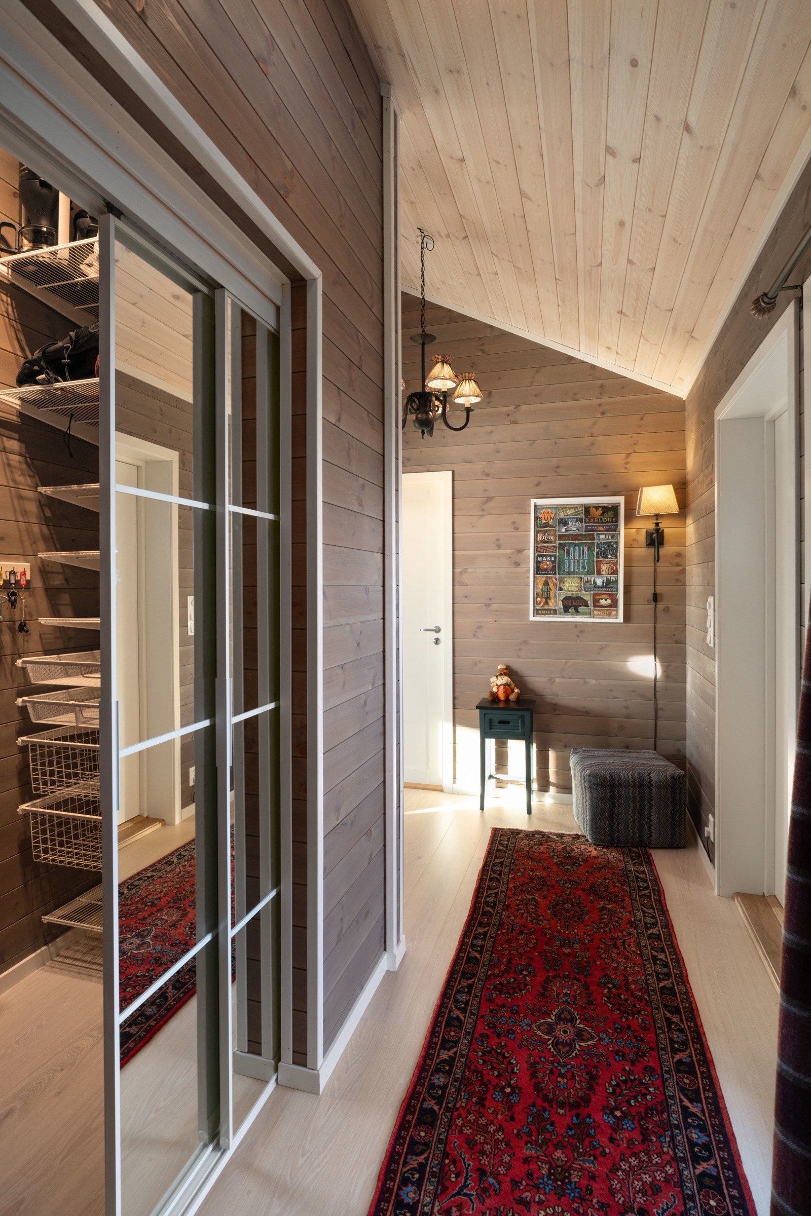 Praktisk skyvedørsgarderobe Galleribilde