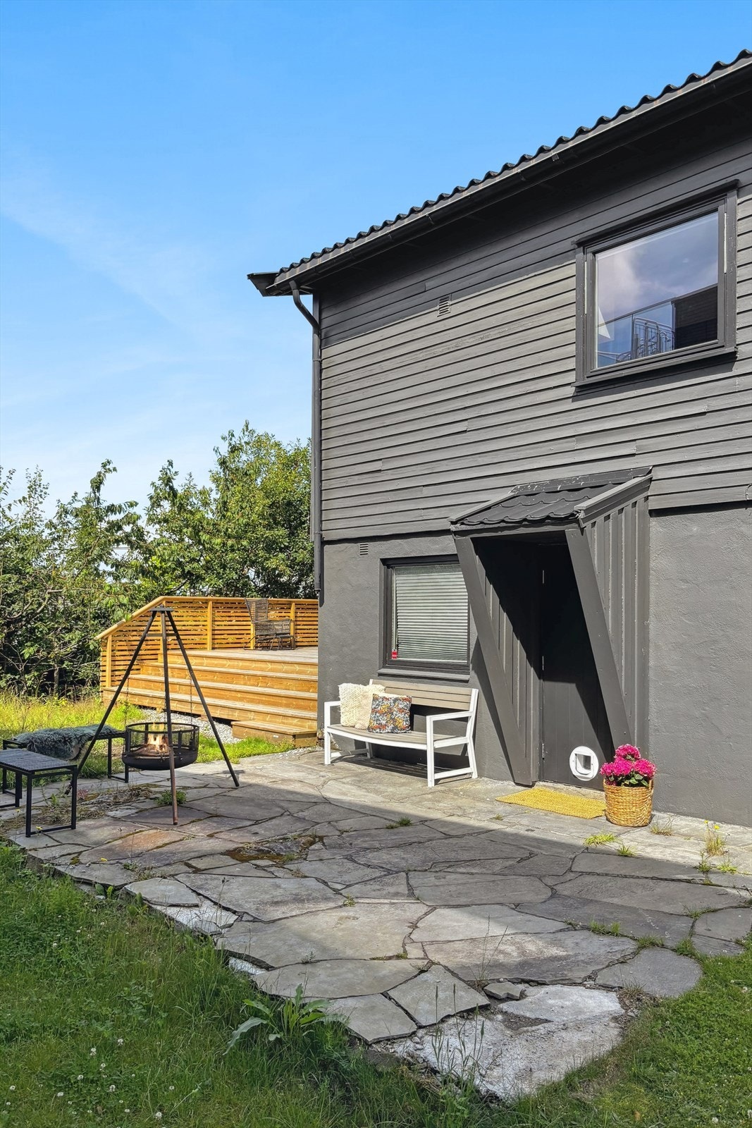 Det er egen inngang til kjelleretasje med hyggelig skiferplatting Galleribilde