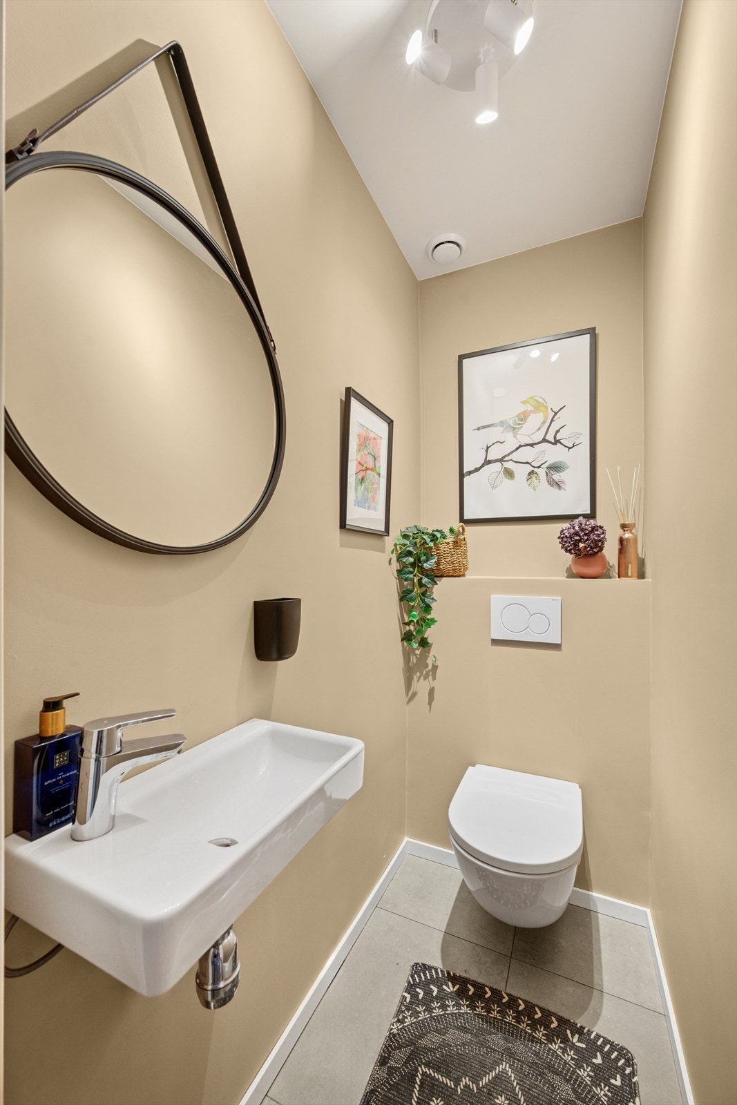 Toalettrommet er utstyrt med en servant med ett-greps blandebatteri og et vegghengt toalett. Galleribilde